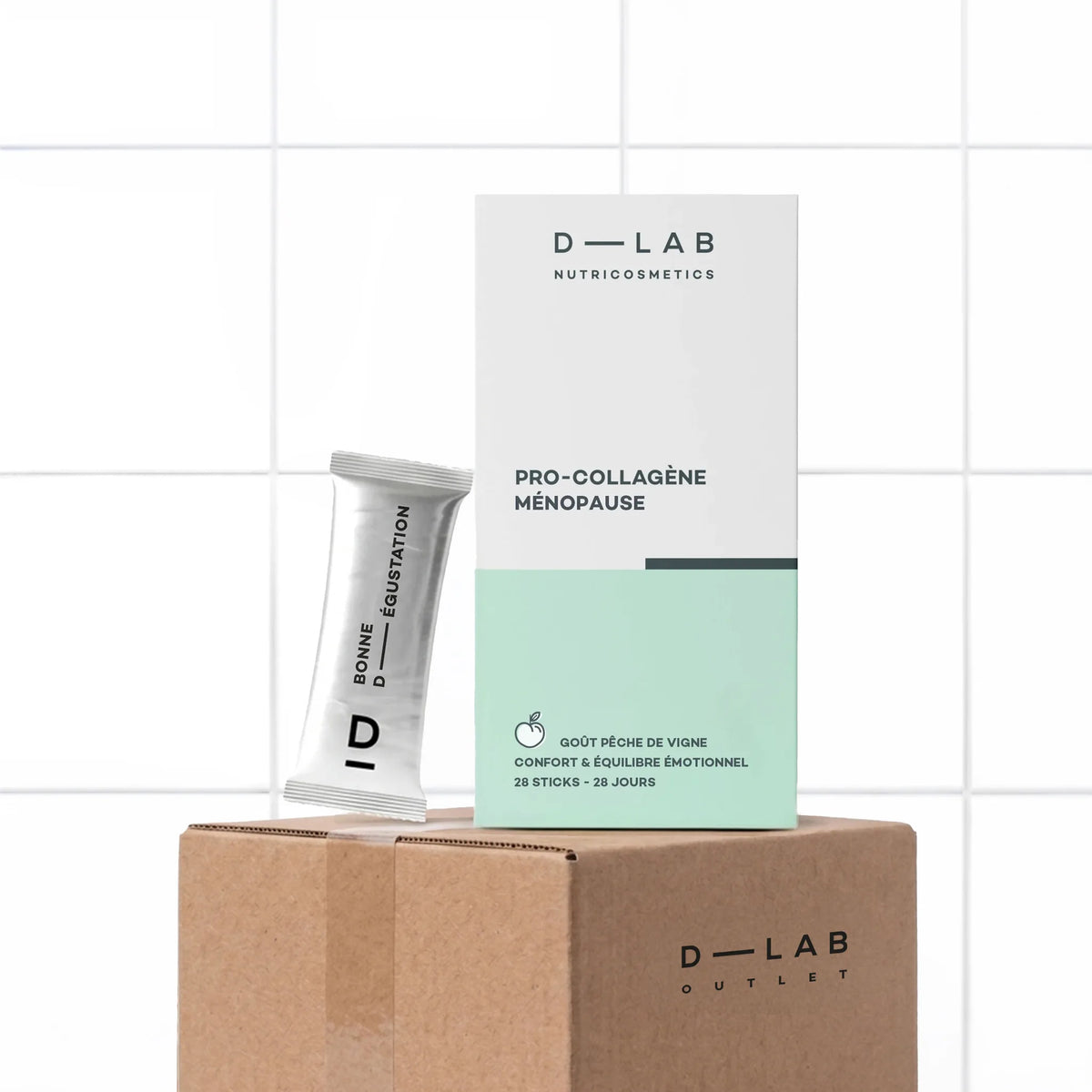 Pro-Collagène Ménopause D-LAB, cure de 28 jours, sur le carton D-LAB Outlet, devant un mur carrelé blanc